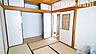 室内：タタミのお部屋なので、小さなお子様を遊ばせたり、お昼寝したりするのに良いお部屋です♪