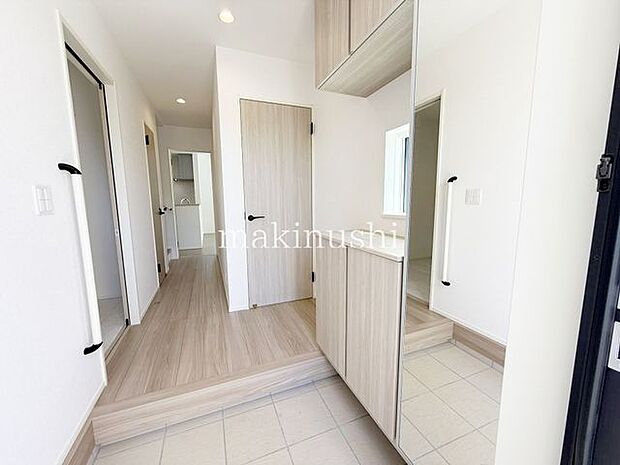 大きいシューズボックスの玄関!姿見付でおでかけ前の身だしなみチェックもばっちり♪