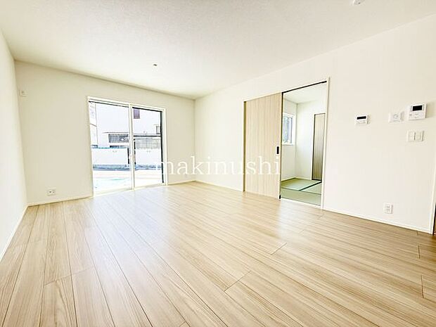 16帖のリビング。南向の窓から明るい光が差し込みます♪I字型でインテリアのレイアウトもしやすい間取!