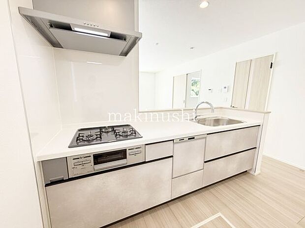 水周り設備充実!タッチレス水栓に食洗器付きのキッチン!洗面化粧台は2階にもございます!