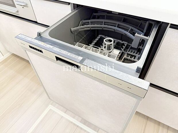 手入れのしやすいフラットなシステムキッチン!食器洗い乾燥機付きで家事の時短に便利なキッチンです。