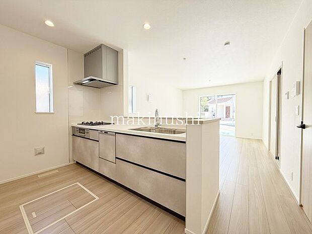 LDKは家族とのコミュニケーションがとりやすい対面式キッチンを採用!家族団らんの空間です。