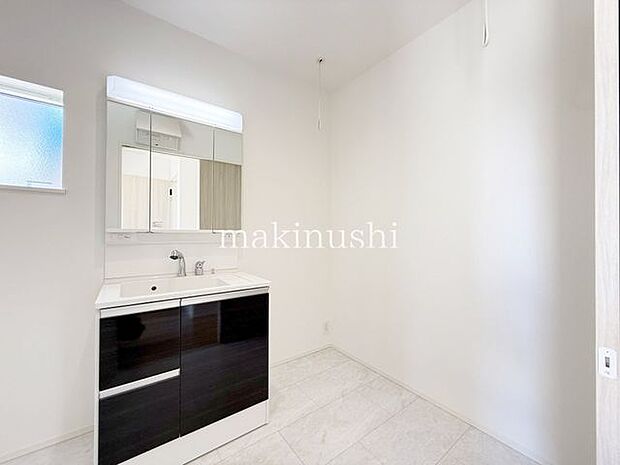 ドライルームも兼ねたゆとりある広さの洗面室!洗濯物を干したり家事をするのに余裕の広さです♪