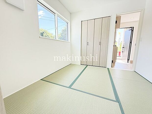 タタミがあれば冬にはこたつを置いたり、小さなお子様がいれば遊び場やお昼寝スペースとしても♪