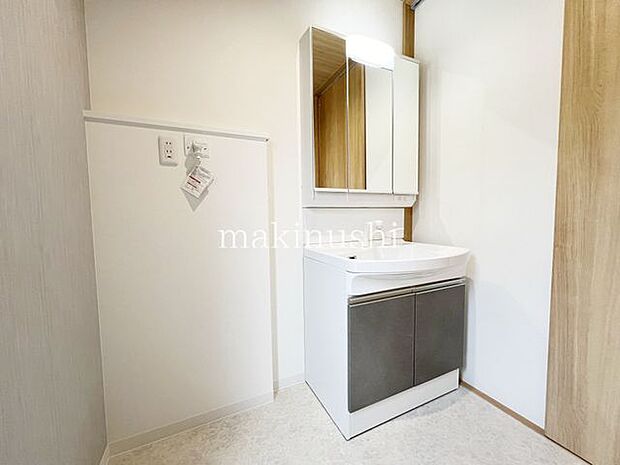 洗髪洗面化粧台付き。洗面ボウルが大きいので洗髪やメイク落としにとても便利です。