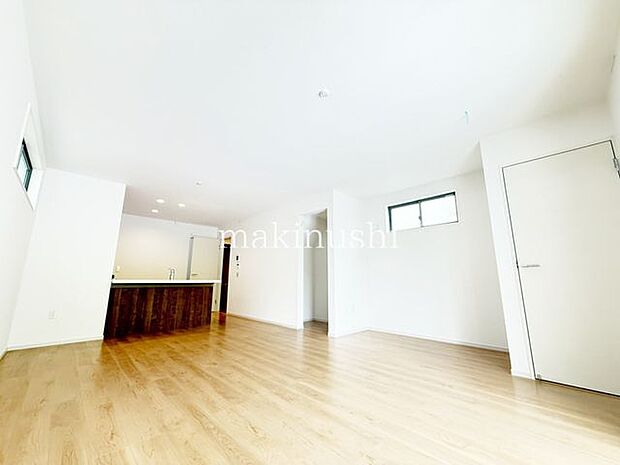 家族とのコミュニケーションがとりやすい対面式キッチンです♪水回りがかたまった家事動線の便利な間取り!