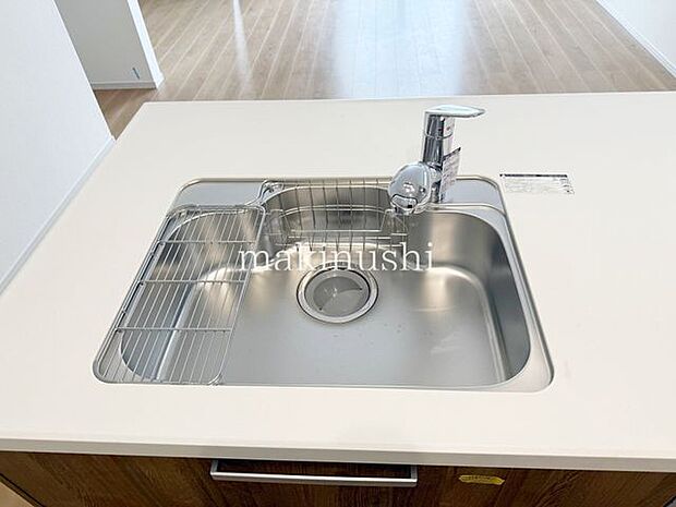 新築ならではのまっさらな空間。水回りもキレイです。木造ならでは心やすらぐ住まいです。