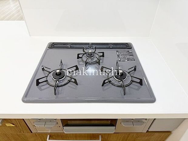 システムキッチンにはコンロ三口あり。同時調理ができるので調理の時間短縮ができて大変便利です。