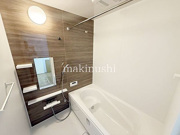 ゆったりとしたバスルーム!ステップのある浴槽なので、半身浴でのんびりくつろぎタイムがすごせます♪