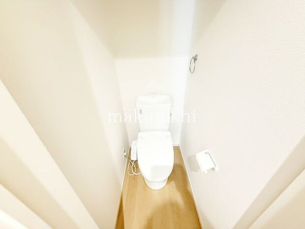 1階トイレ トイレが2箇所にあるので、来客や朝の忙しい時間帯でも順番待ちの必要がなく安心です。