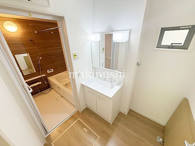 洗面 大きな鏡の洗面化粧台!大きな洗面ボウルで身だしなみを整えたりメイクをするのにも便利です!