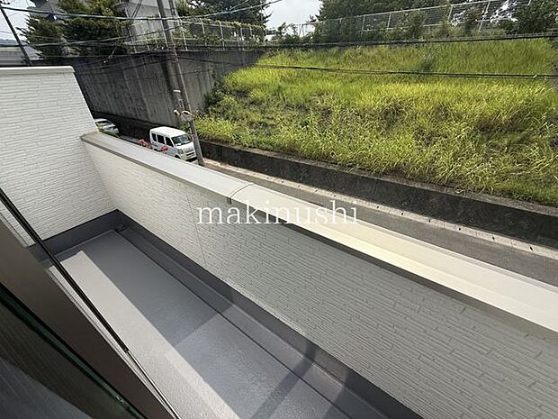 物件の目の前は川北公園!公園に向かうの土手の階段を上がっていけば気持ちの良い景色が広がります♪