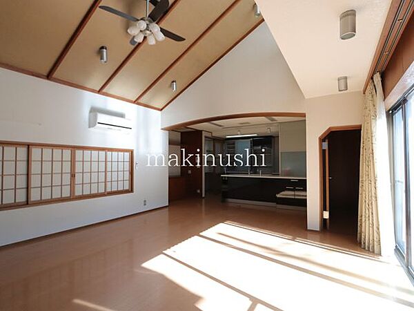 勾配天井の吹き抜けのリビング！シーリングファンで空気の循環もできる開放感のある構造のリビングです♪