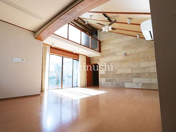 家の中心部には広い中庭付き！和室や居間からお庭が眺められます♪重厚さを感じさせるこだわりのお家♪