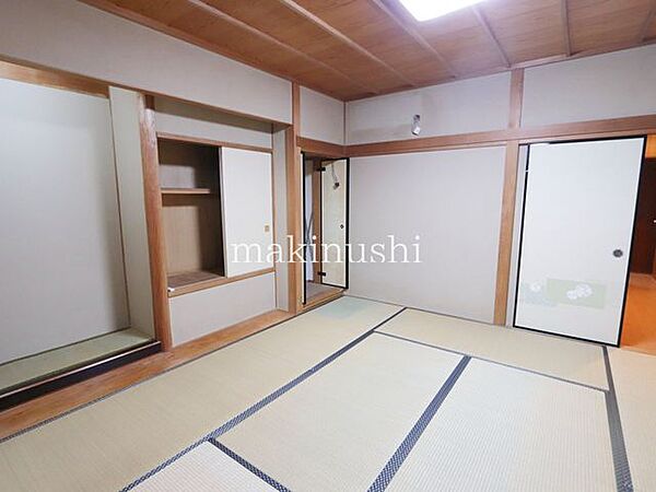 1階和室　縁側・床の間・収納・仏間付きの和室！和室からお庭を見ることもできます♪心やすらぐお部屋です♪