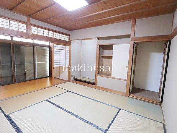 1階和室　タタミがあれば冬にはこたつを置いたり、小さなお子様がいれば遊び場やお昼寝スペースとしても♪