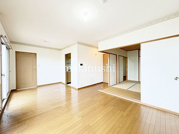 LDKは11帖の広さ！南向きの大きな窓から明るい光が差し込みます！隣接するのは2面の広々バルコニー！