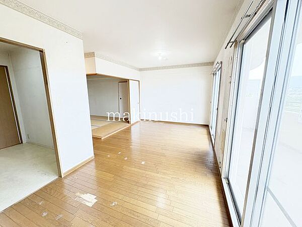 マンション隣地には遊具のある児童公園があり、すぐにお子様を遊びにつれていける環境です♪