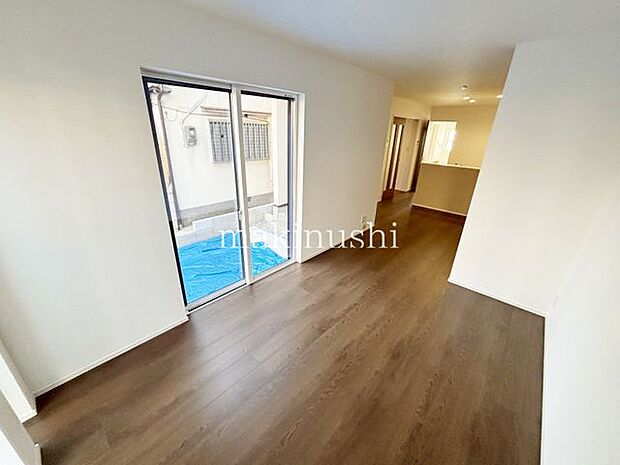 15.75帖のLDKは家族とのコミュニケーションがとりやすい対面式キッチン!リビング階段で家族の動きのわかりやすい間取です♪