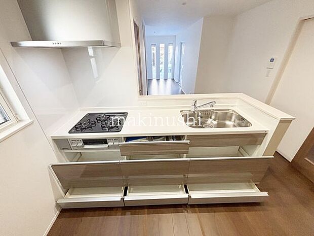 家族とのコミュニケーションがとりやすい対面式のキッチン!家事をしながらお喋りできる家族団欒の空間♪