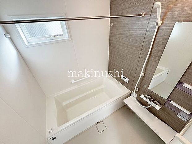 オートバスなので、浴室以外からでも温度調整などの操作ができます。追い炊き機能もついています!