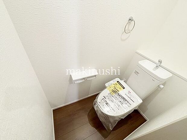 1階トイレ トイレが2箇所にあるので、来客や朝の忙しい時間帯でも順番待ちの必要がなく安心です。