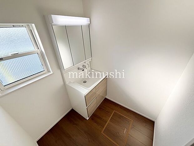 洗面室 大きな鏡の洗面化粧台!大きな洗面ボウルで身だしなみを整えたりメイクをするのにも便利です!