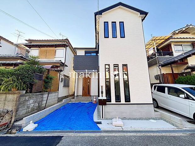 駐車場は1台分あり!前面道路の幅員は約4.7m♪道路との高低差もございませんのでお車の出し入れも楽々♪