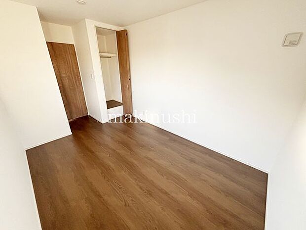 ペアガラス仕様!熱を逃がしにくいのでエアコン使用時の省エネになります!居室は掃除のしやすいフローリング♪