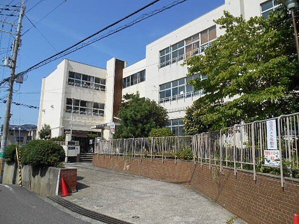 羽曳野市立高鷲南小学校 徒歩7分。 530m