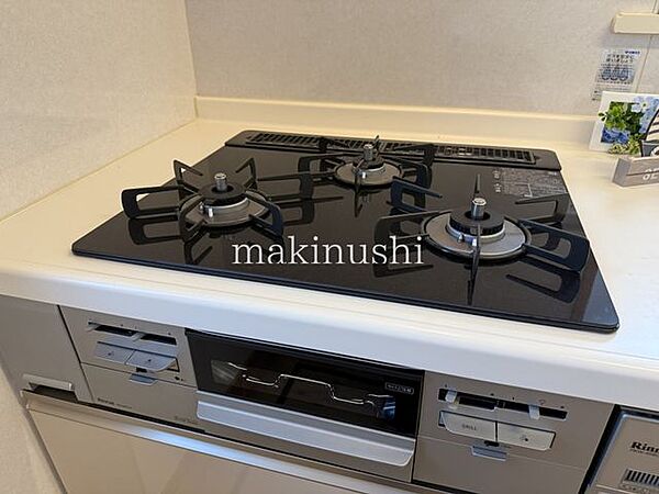 システムキッチンにはコンロ三口あり。同時調理ができるので調理の時間短縮ができて大変便利です。