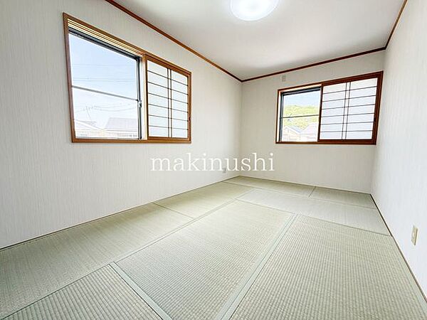 室内　タタミがあれば冬にはこたつを置いたり、小さなお子様がいれば遊び場やお昼寝スペースとしても♪