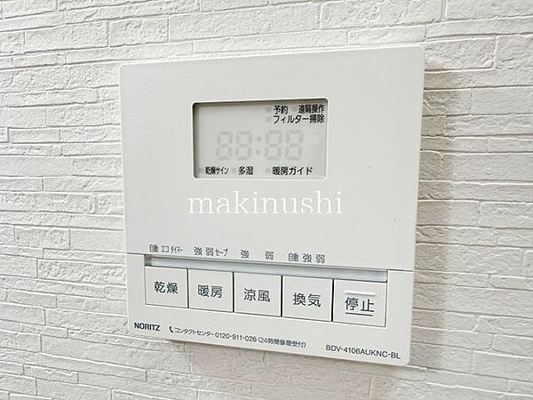 浴室暖房乾燥機付なので、雨の日や花粉が気になる季節も部屋干しでき、冬場の浴室でも快適に過ごせます。