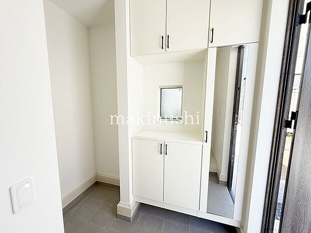 大きいシューズボックスありの玄関！姿見付きでおでかけ前の身だしなみチェックもばっちり♪