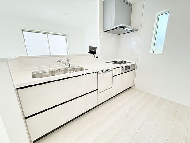 手入れのしやすいフラットなシステムキッチン！料理をしながらリビングの家族とおしゃべりができます♪