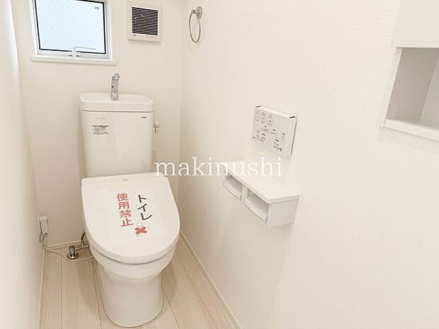 1階トイレ　トイレが2箇所にあるので、来客や朝の忙しい時間帯でも順番待ちの必要がなく安心です。