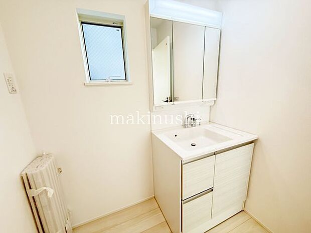 洗面室　大きな鏡の洗面化粧台！大きな洗面ボウルで身だしなみを整えたりメイクをするのにも便利です！