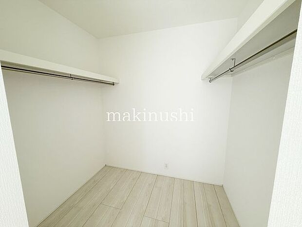収納　収納力を持つウォークインクローゼットで部屋はいつもすっきり。着たい服もすぐに見つけられます。