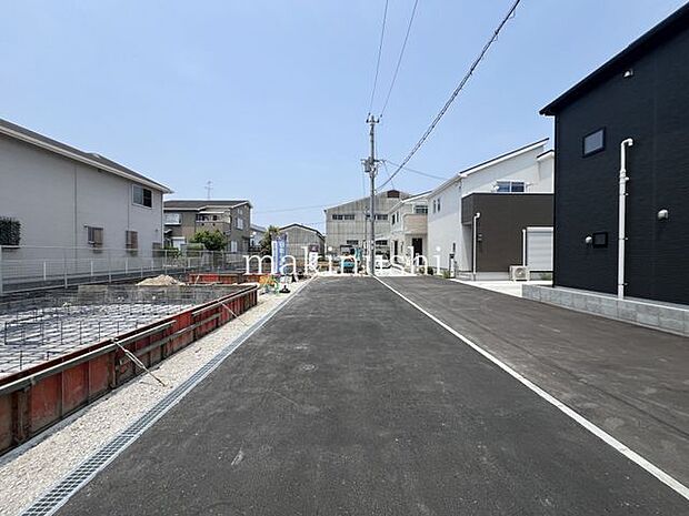 南側私道への接道　前面道路の幅員は5ｍございます。お車の出し入れも問題なくできる幅員です！