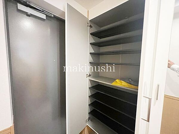 角部屋で通風良好！専用ポーチ付きのお部屋♪玄関までワンクッションあるのでプライバシー性も高いお部屋です♪