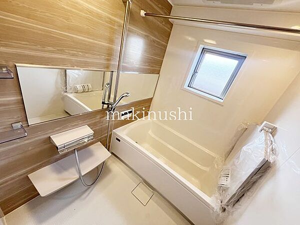 ゆったりとしたバスルーム！マンションにはめずらしい窓付きのバスルームで換気も楽々できますね♪