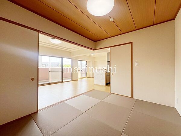 タタミがあれば冬にはこたつを置いたり、小さなお子様がいれば遊び場やお昼寝スペースとしても♪