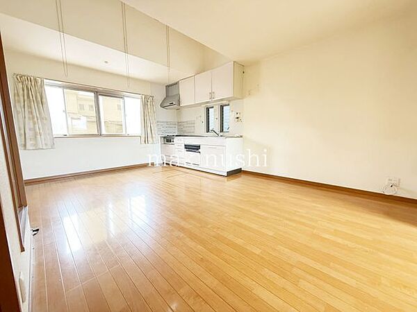 キッチンは壁付けタイプなで空間を広く使えます！I字型でインテリアのレイアウトもしやすいリビング！