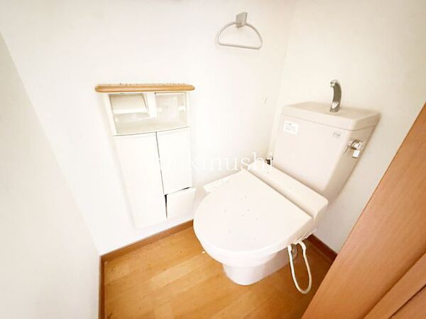 トイレ用品の収納があるので、トイレットペーパーの予備などいつでもすっきり収納できます♪