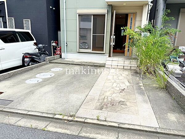 駐車場は並列で2台可能！来客時などの出し入れに便利ですね♪前面道路は生活道路の為交通量も少なく安心！
