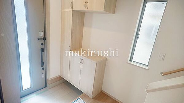 玄関　大きいシューズボックス付きの玄関！家族の靴も整理整頓して玄関をすっきり収納できます！