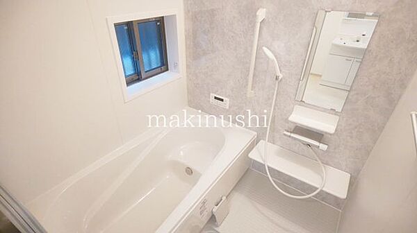 ゆったりとしたバスルーム！ステップのある浴槽なので、半身浴でのんびりくつろぎタイムがすごせます♪