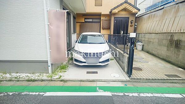 駐車場は1台分ございます♪前面道路との高低差も少なめです♪ぜひ、現地をご覧ください♪