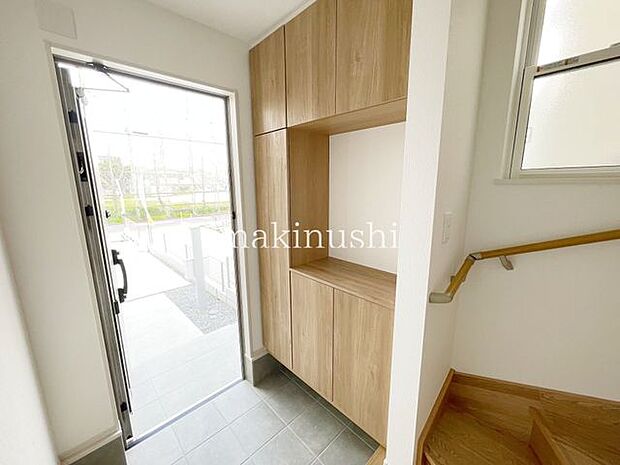 2号棟玄関　大きいシューズボックス付きの玄関！家族の靴も整理整頓して玄関をすっきり収納できます！