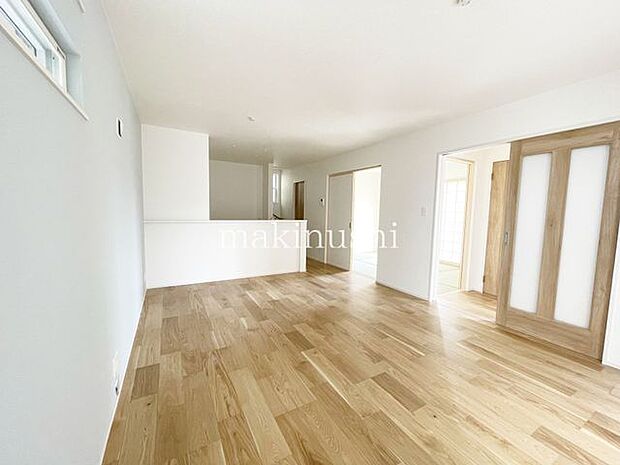 2号棟　リビング　全区画LDKは16帖以上の広さ！I字型でインテリアの配置もしやすい間取り！